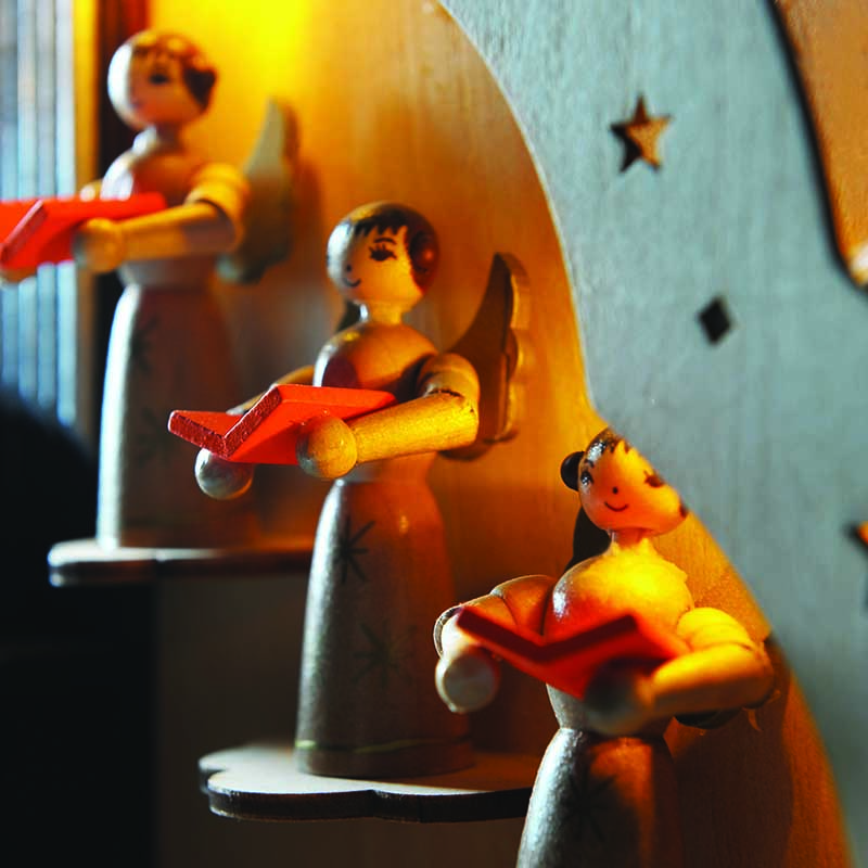 Drevený vyrezávaný svietnik SPIEVAJÚCI ANJELI 10LED teplá biela