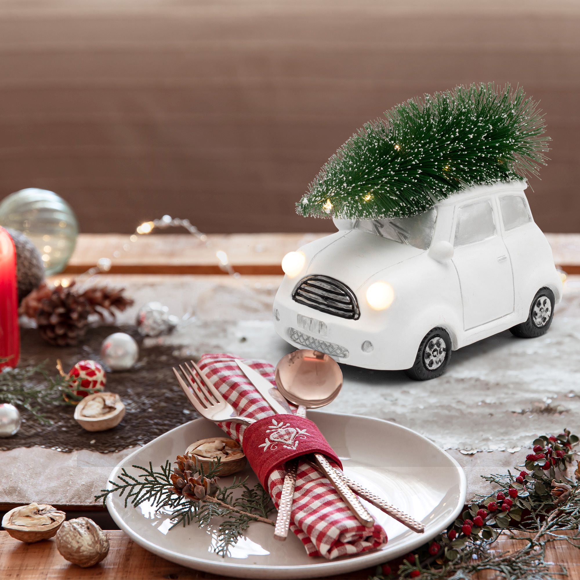 Keramická svietiaca dekorácia biele auto so stromčekom 11xLED teplá biela, na batérie, výška: 15cm
