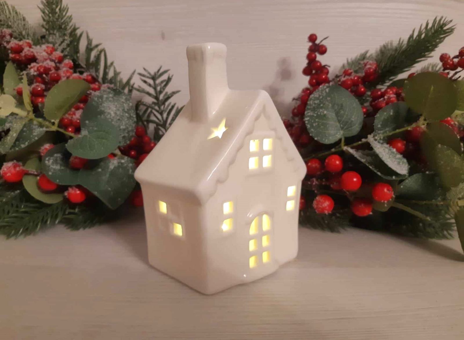 Svietiaci porcelánový domček biely, výška: 13cm, na batérie