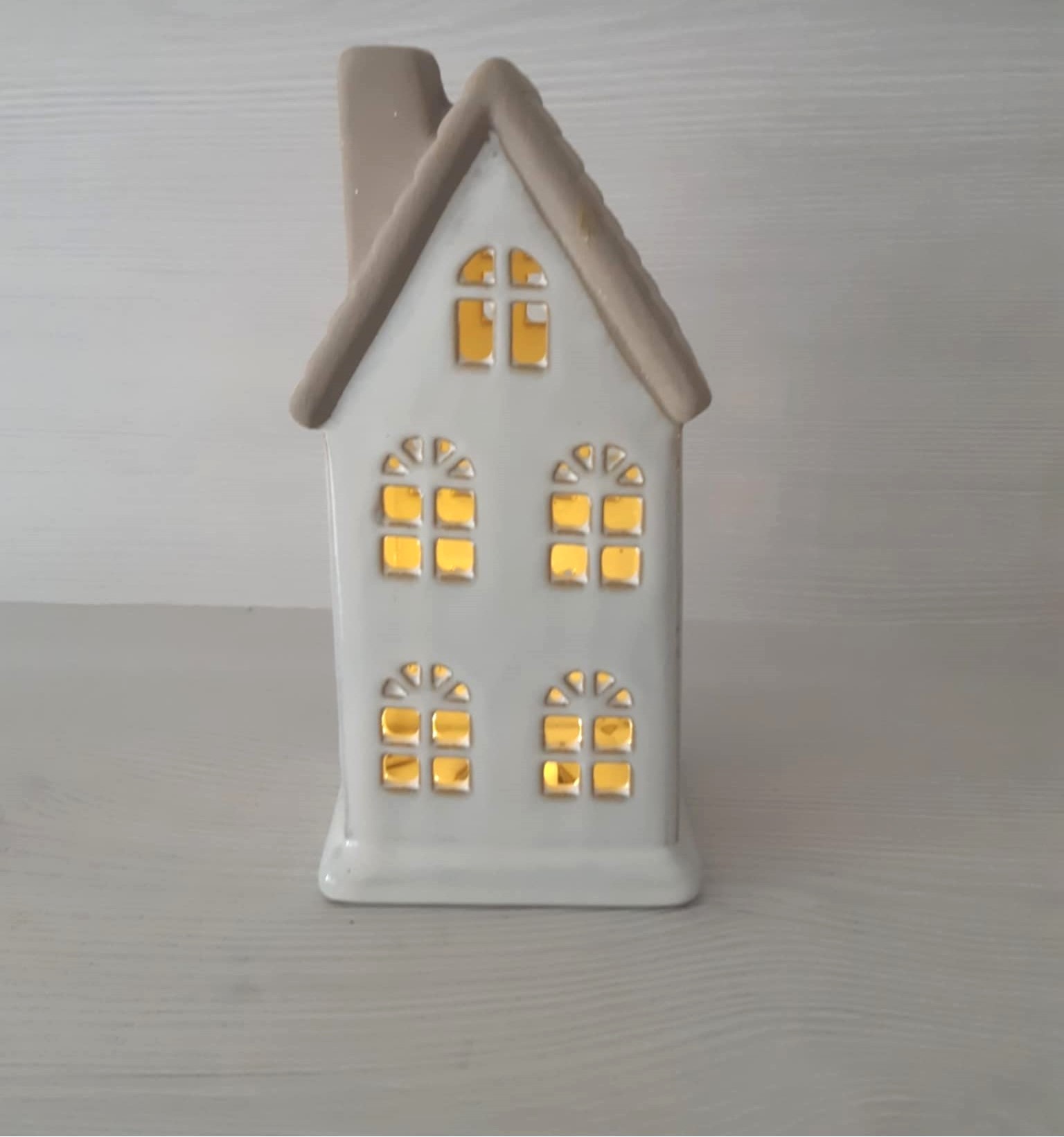 Svietiaci porcelánový domček biely s béžovou strechou, výška: 17cm, na batérie