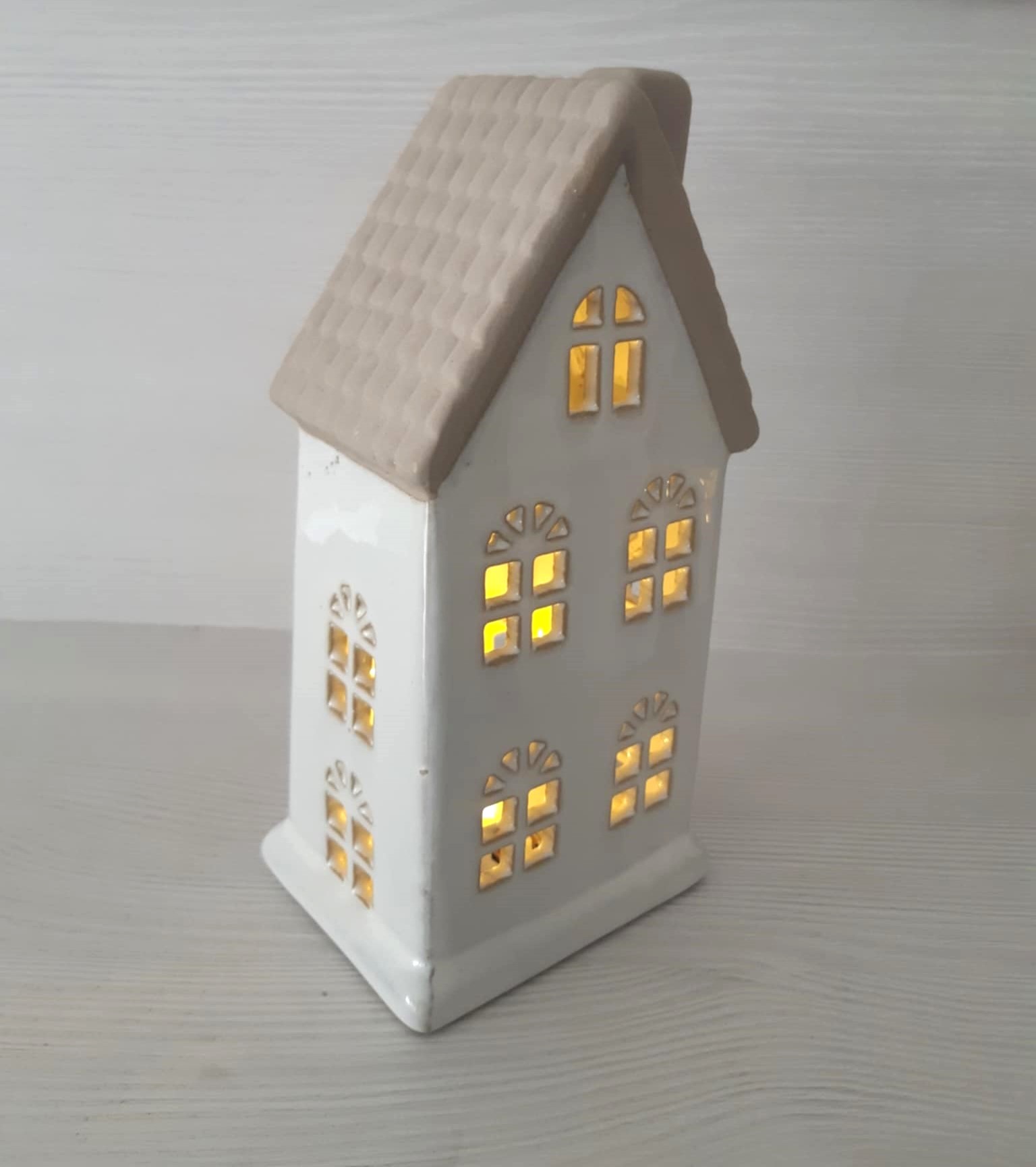 Svietiaci porcelánový domček biely s béžovou strechou, výška: 17cm, na batérie