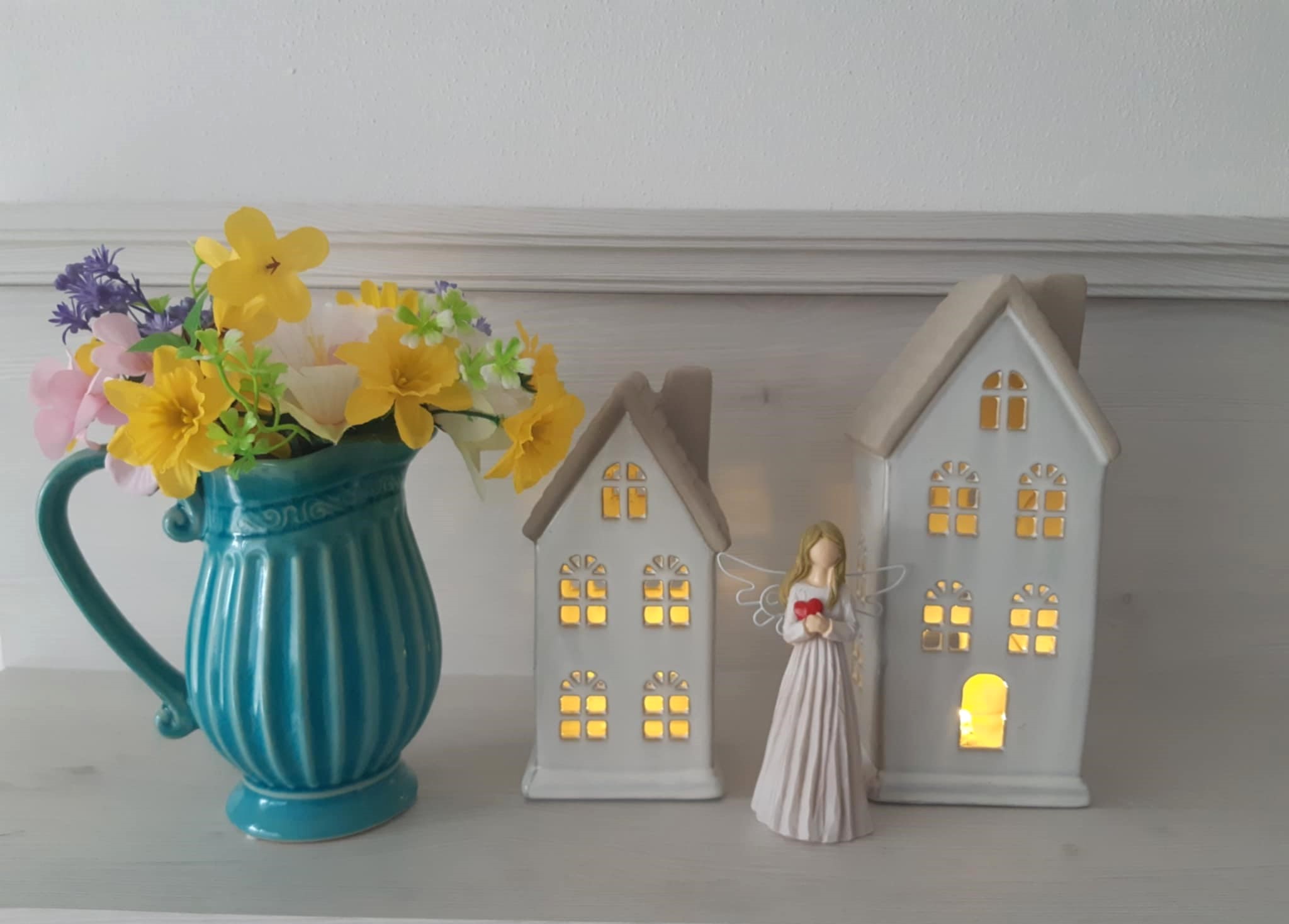 Svietiaci porcelánový domček biely s béžovou strechou, výška: 17cm, na batérie