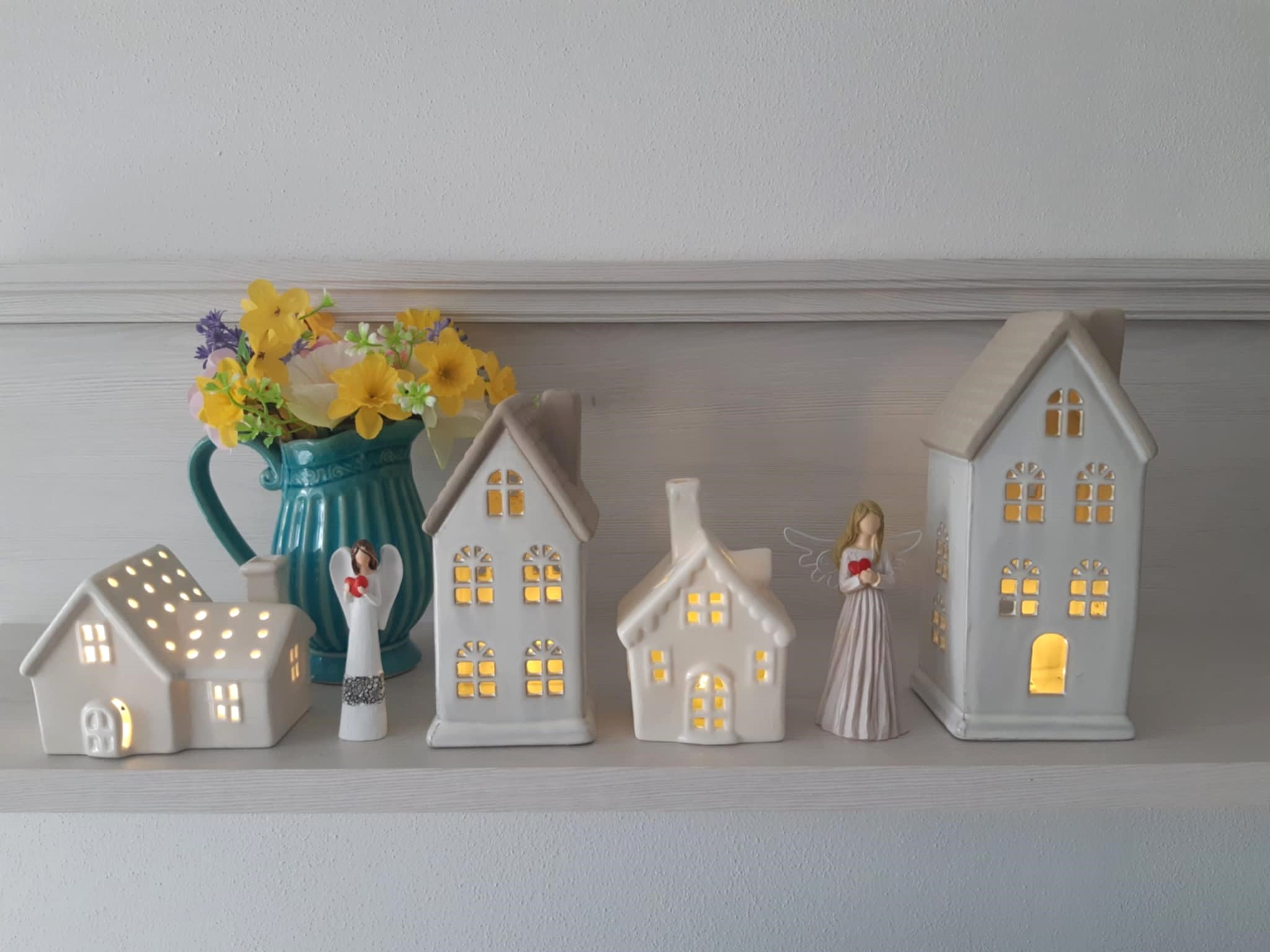 Svietiaci porcelánový domček biely, výška: 9cm, na batérie