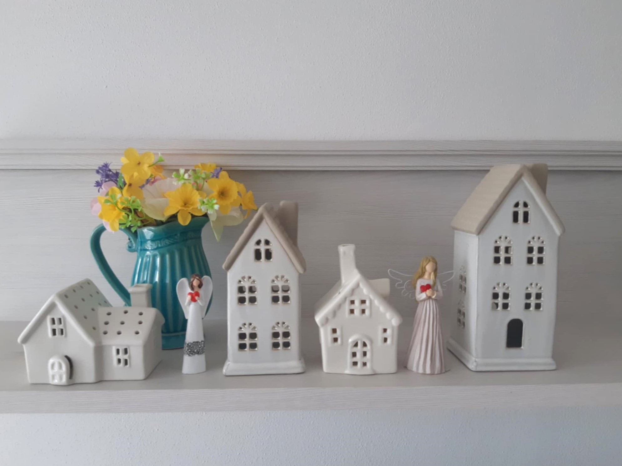 Svietiaci porcelánový domček biely, výška: 9cm, na batérie