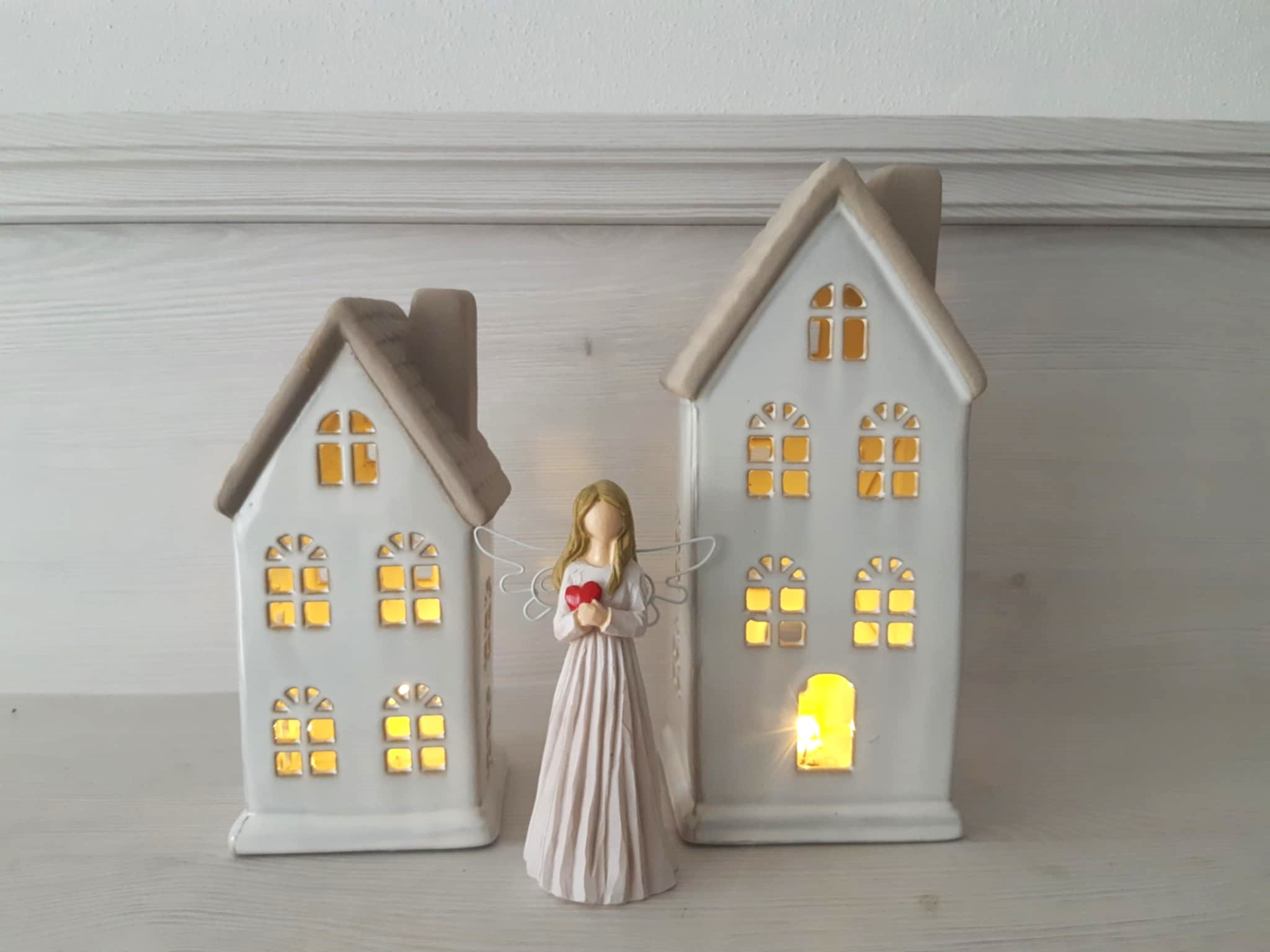 Svietiaci porcelánový domček biely s béžovou strechou, výška: 17cm, na batérie