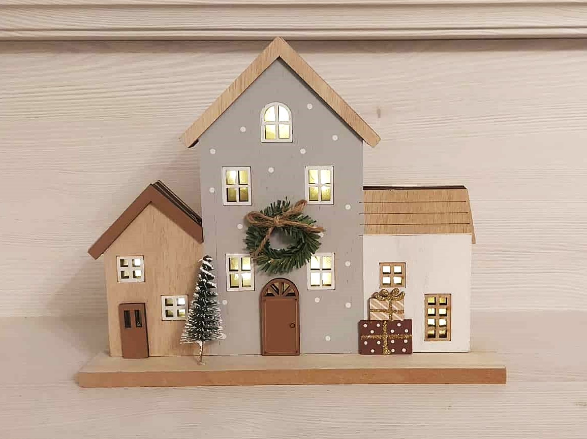 Drevená dekorácia svietiace domčeky LED teplá biela, na batériu, 19x24x9cm 