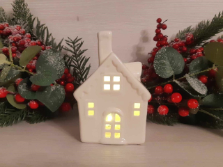 Svietiaci porcelánový domček biely, výška: 13cm, na batérie