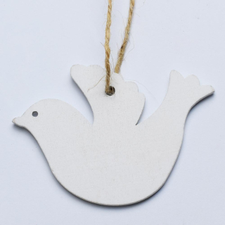 Drevená dekorácia biela holubica na zavesenie 7x5x0,3cm, balenie: 10ks 