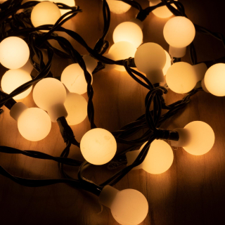 Vonkajšia blikajúca nadpájateľná reťaz guličky teplé biele 18mm, 100ks LED, 7m