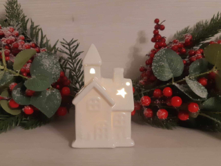 Svietiaci porcelánový kostolík biely, výška: 11,5cm, na batérie