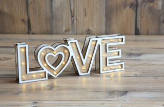 Svietiaca dekorácia LOVE 24LED, na batérie