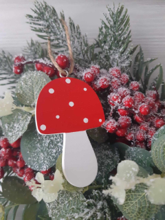 Vianočná drevená dekorácia červené muchotrávky na zavesenie 2ks, 17x4,5cm