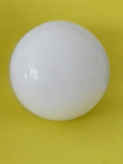 Sklenené tienidlo guľka lesklá biela priemer 12cm, montážny otvor: 4,5cm 