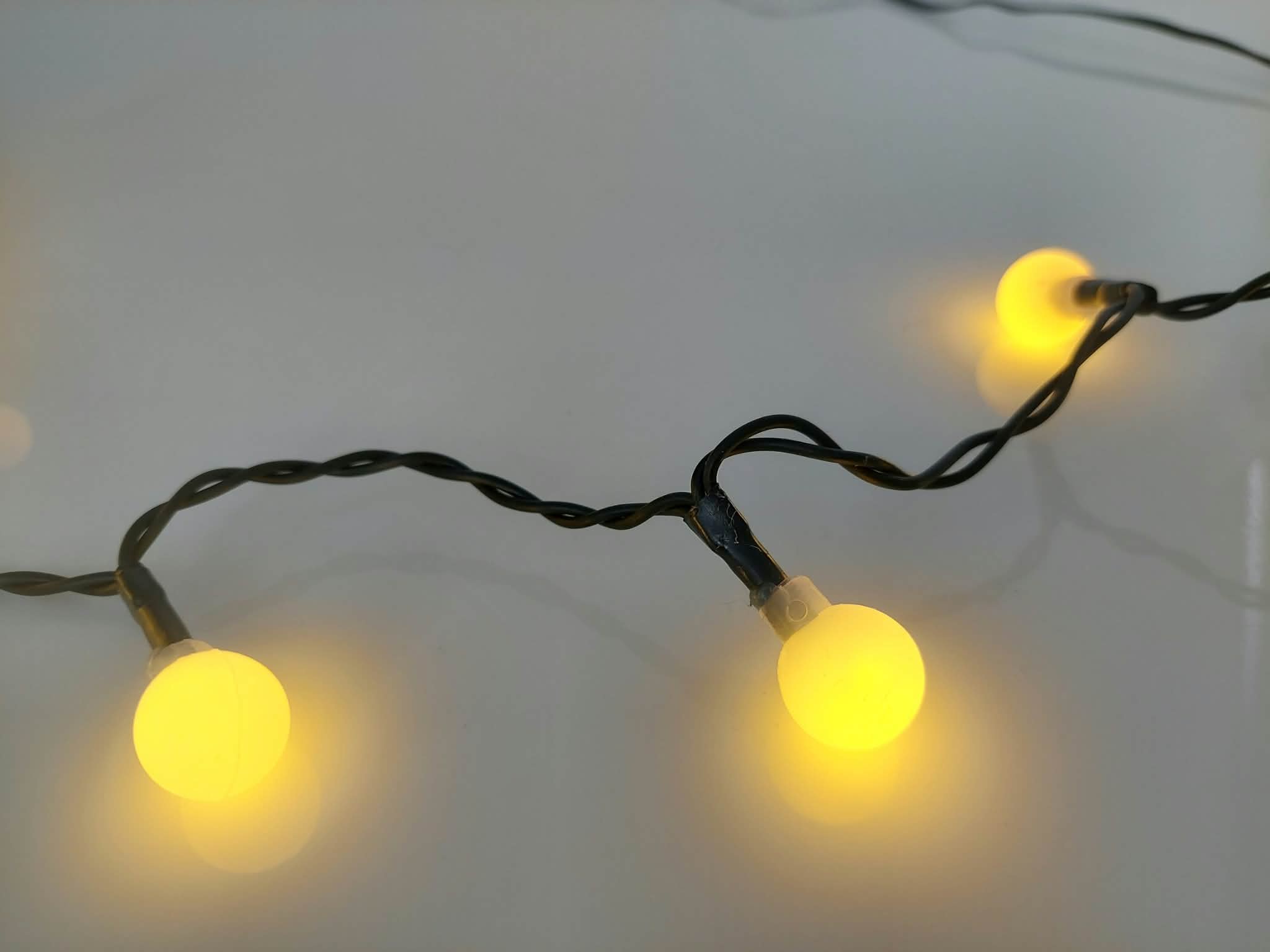 Vnútorná vianočná reťaz guličky teplé biele 1,5cm, 50LED, 4m, zelený kábel