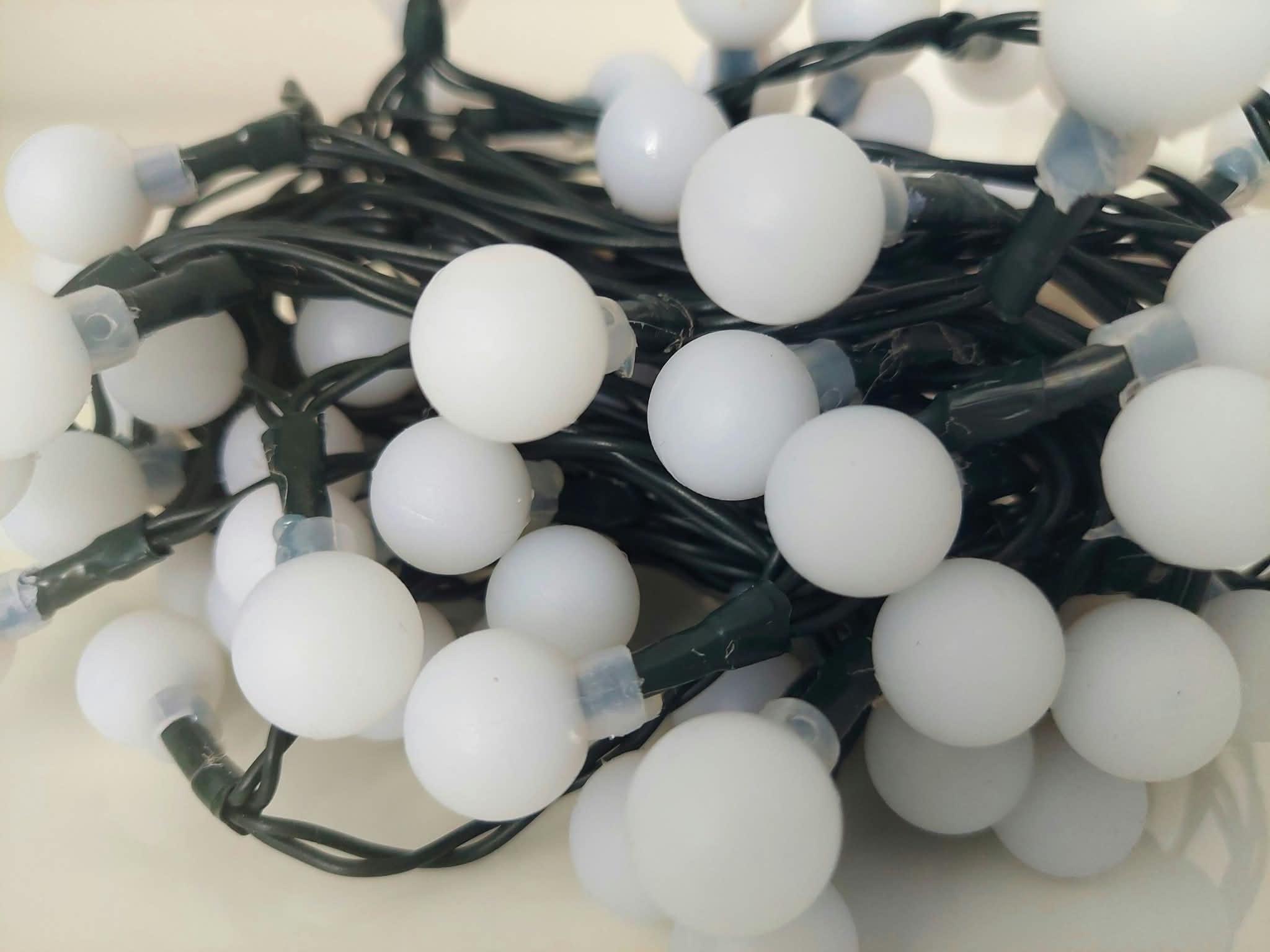 Vnútorná vianočná reťaz guličky teplé biele 1,5cm, 50LED, 4m, zelený kábel