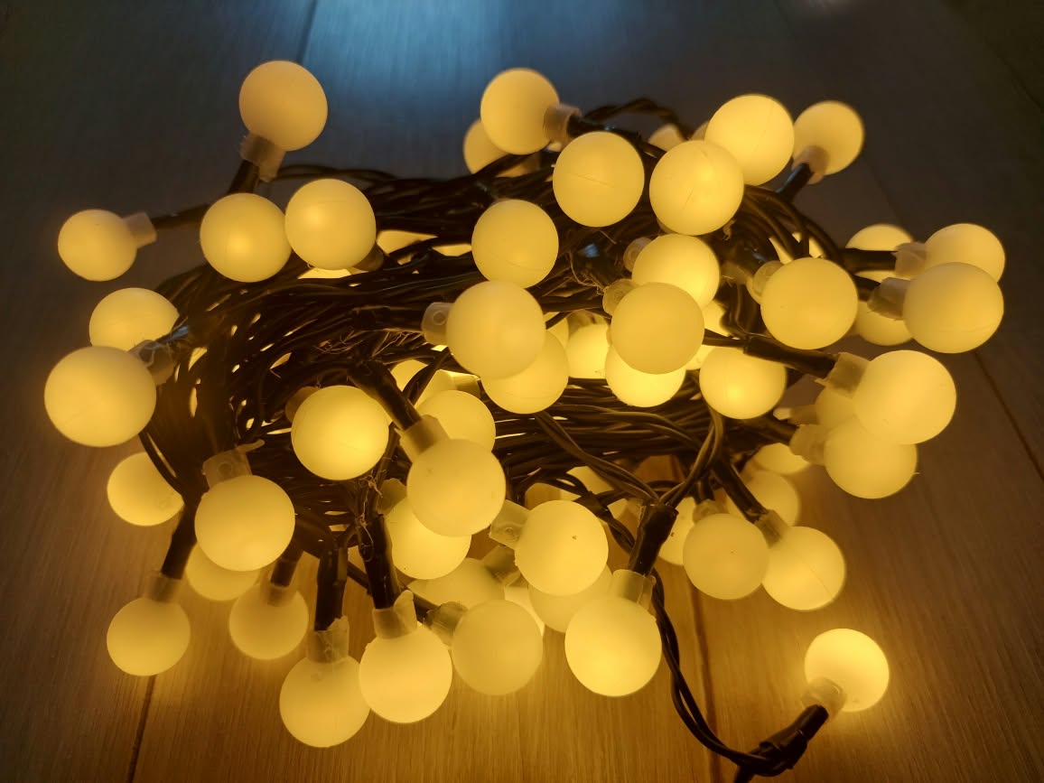 Vnútorná vianočná reťaz guličky teplé biele 1,5cm, 50LED, 4m, zelený kábel