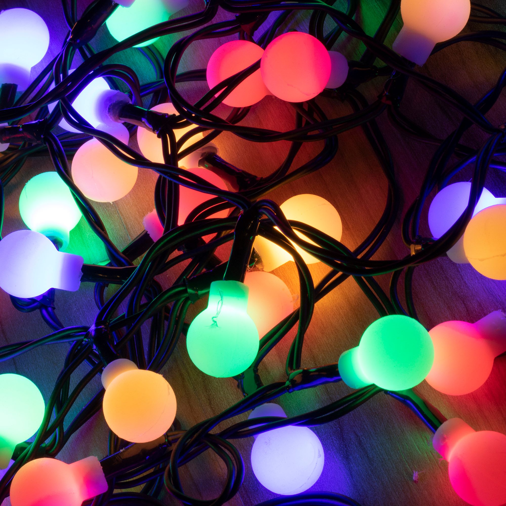 Vnútorná vianočná reťaz guličky farebné 1,5cm, 200LED, 16m
