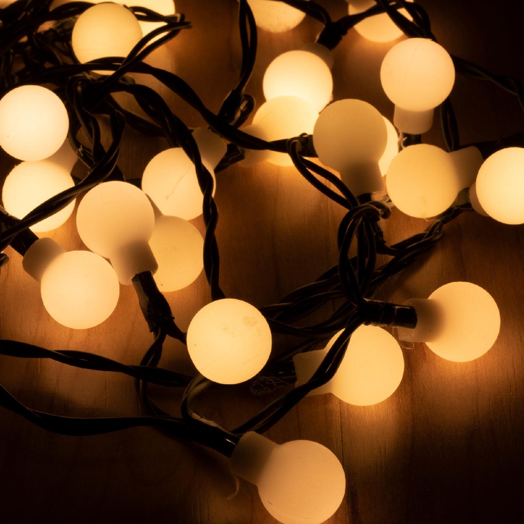 Vnútorná vianočná reťaz guličky teplé biele 1,5cm, 50LED, 4m