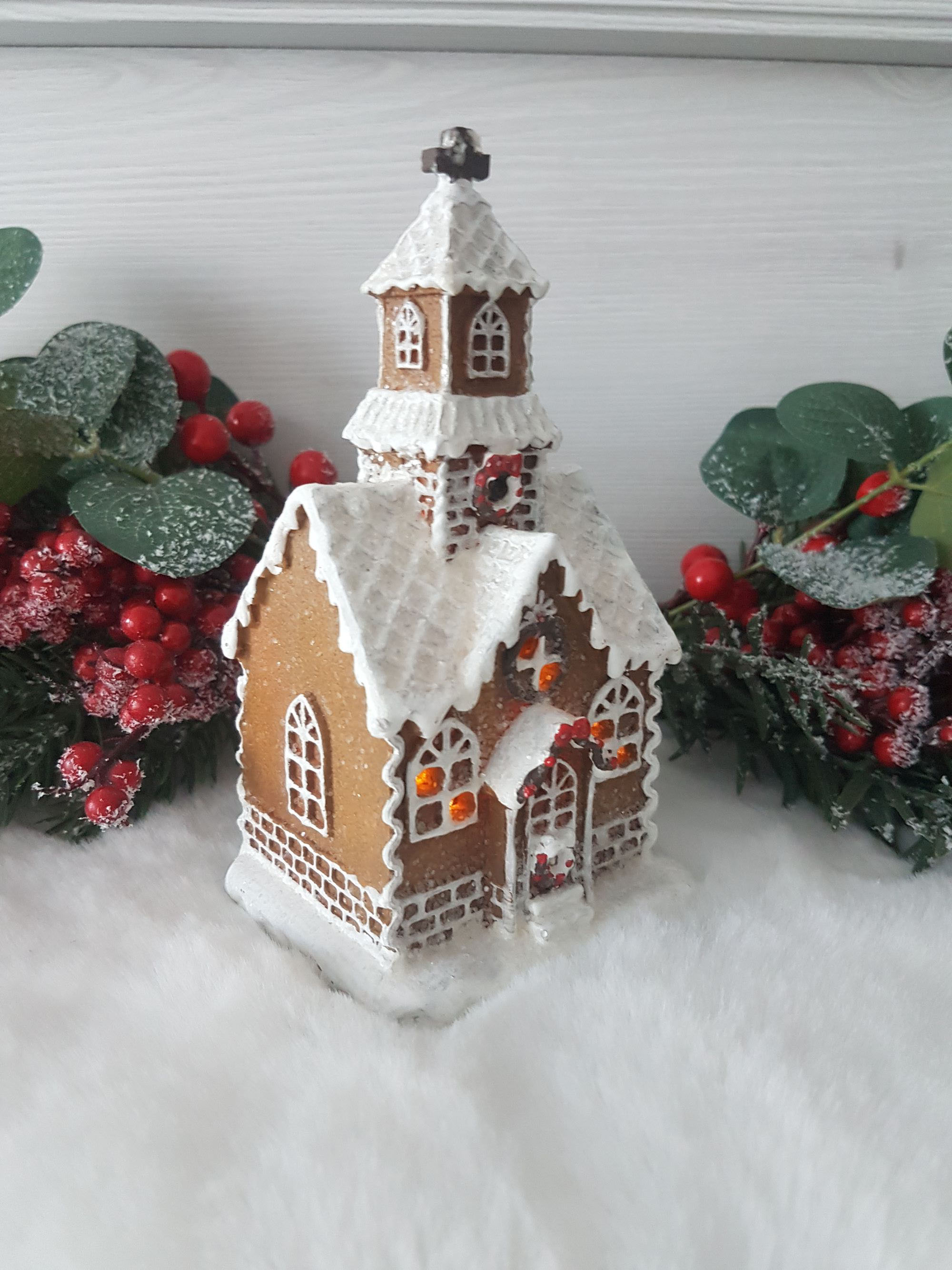 Svietiaca dekorácia kostolík perník polyres LED teplá biela na batérie, výška: 15cm