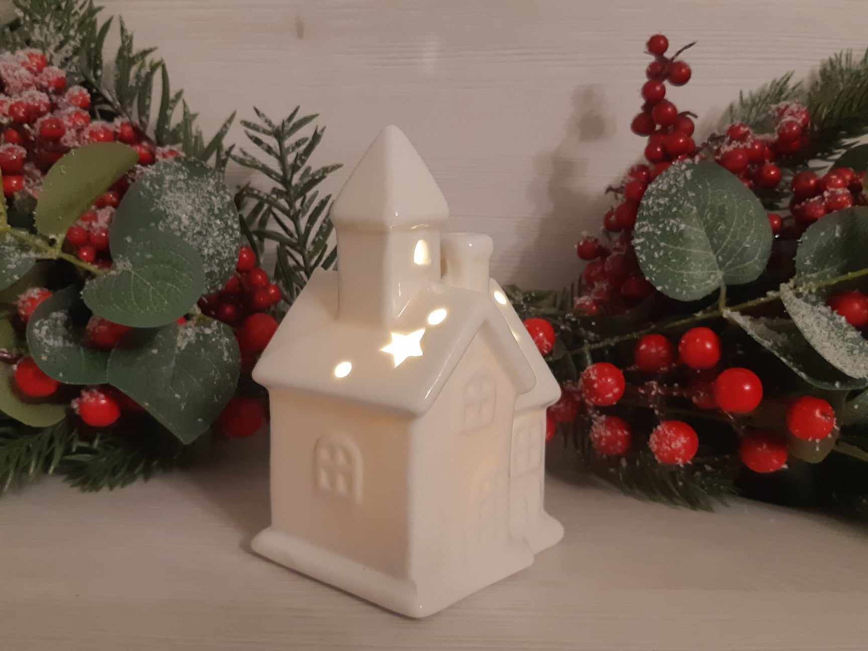 Svietiaci porcelánový kostolík biely, výška: 11,5cm, na batérie