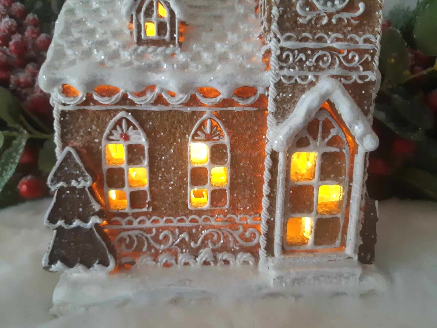 Svietiaca dekorácia kostol perník polyres LED teplá biela na batérie