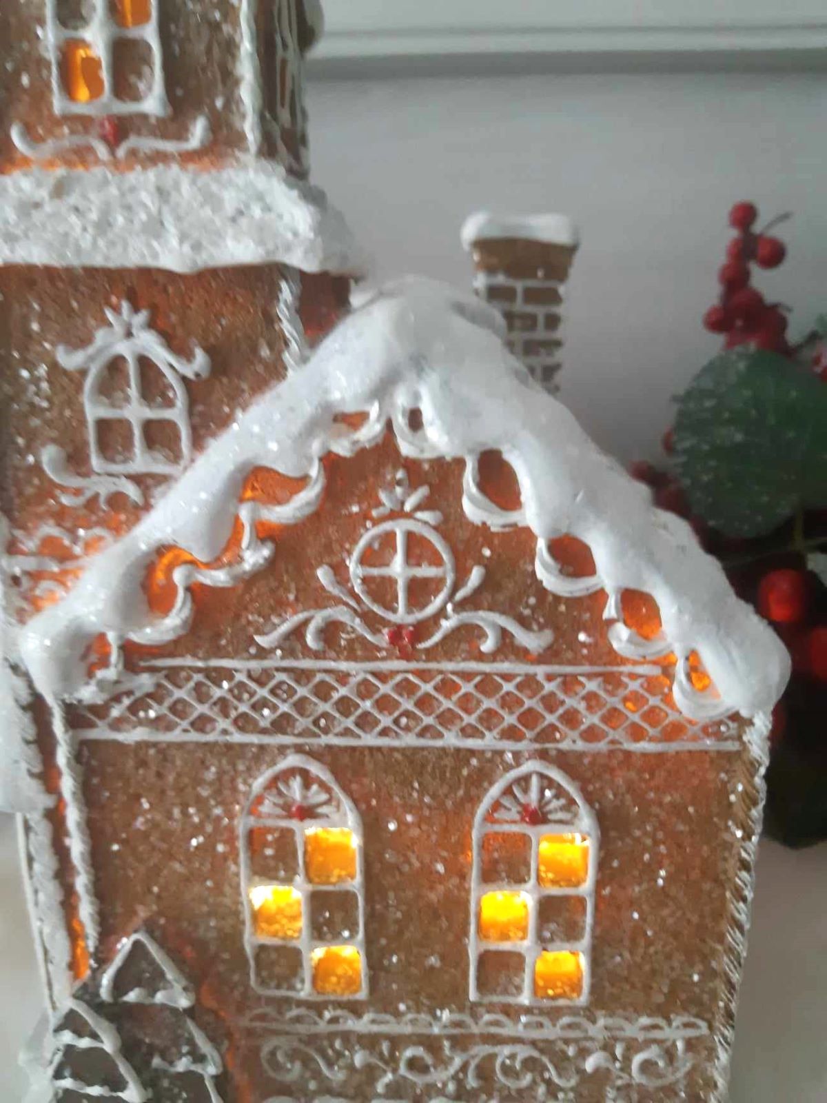 Svietiaca dekorácia kostol perník polyres LED teplá biela na batérie