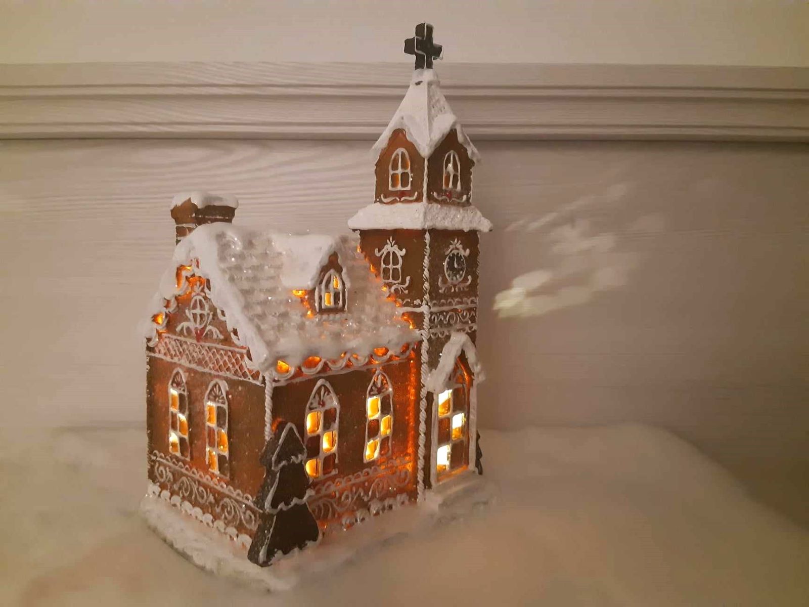 Svietiaca dekorácia kostol perník polyres LED teplá biela na batérie
