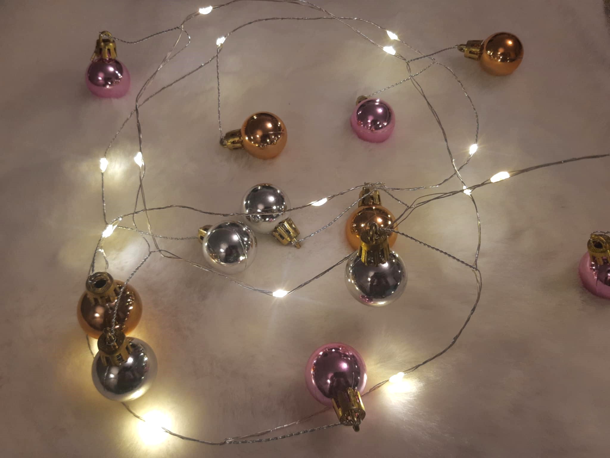 Vnútorná vianočná reťaz na batérie 20 bodových LED teplá biela s plastovými guľami,1,9m