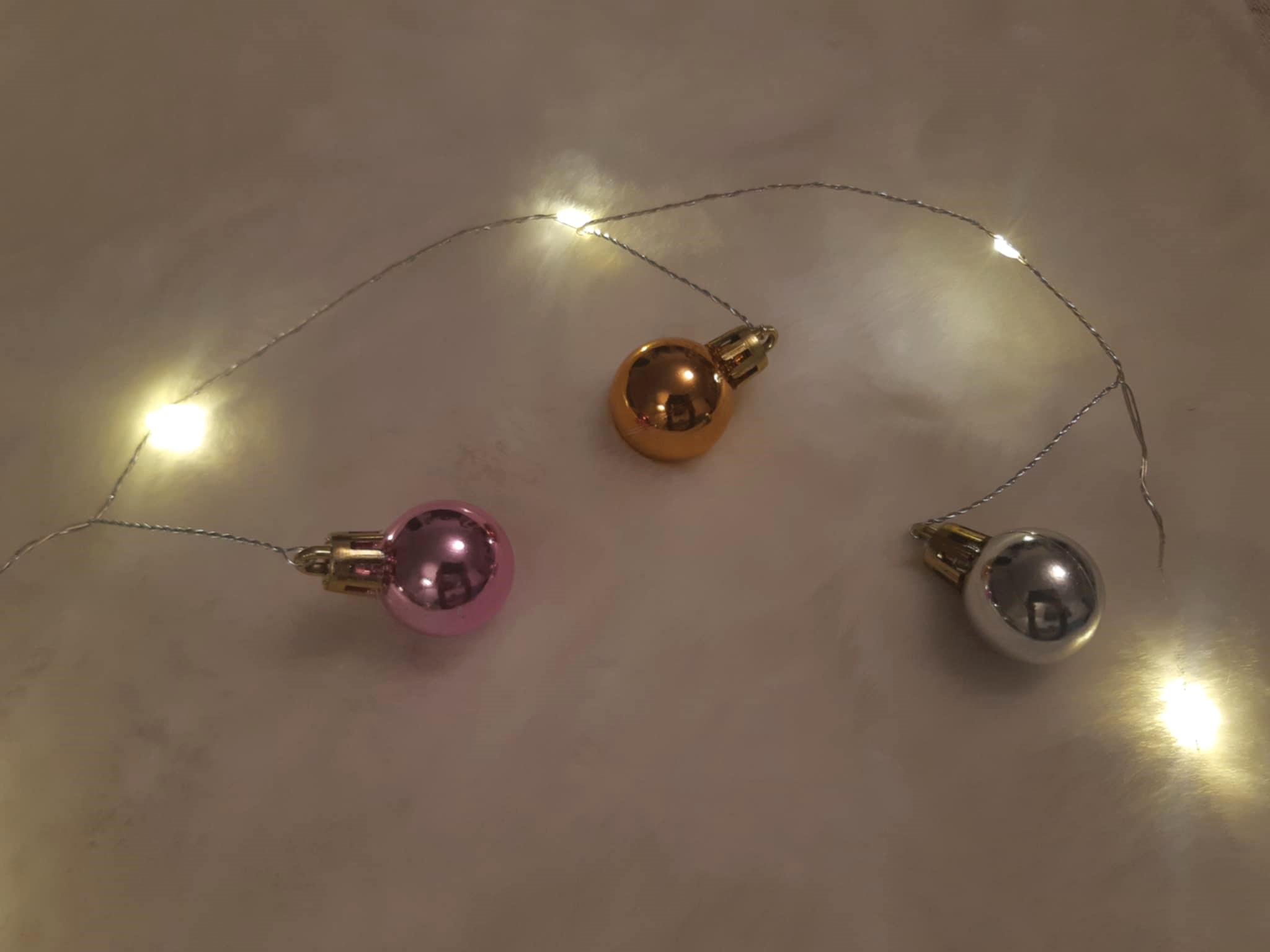 Vnútorná vianočná reťaz na batérie 20 bodových LED teplá biela s plastovými guľami,1,9m