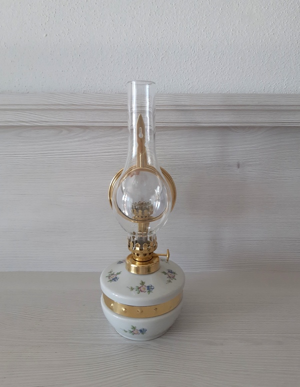 Petrolejová lampa mosadz/porcelán výška: 25cm