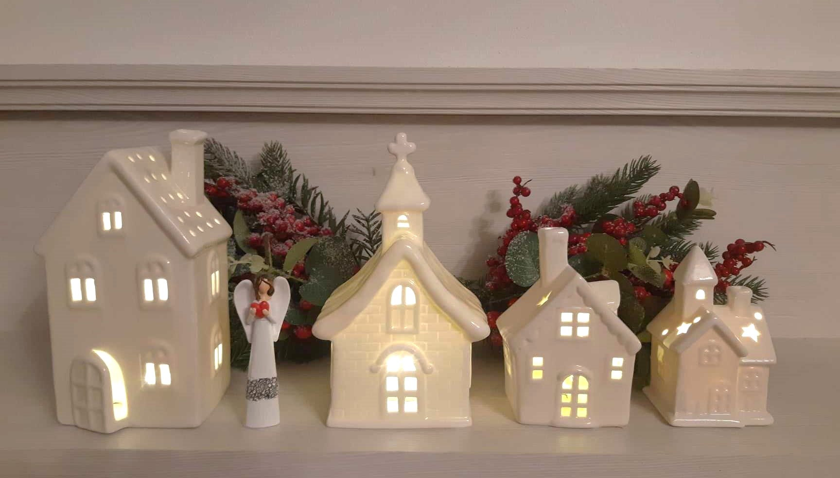 Svietiaci porcelánový domček biely, výška: 13cm, na batérie