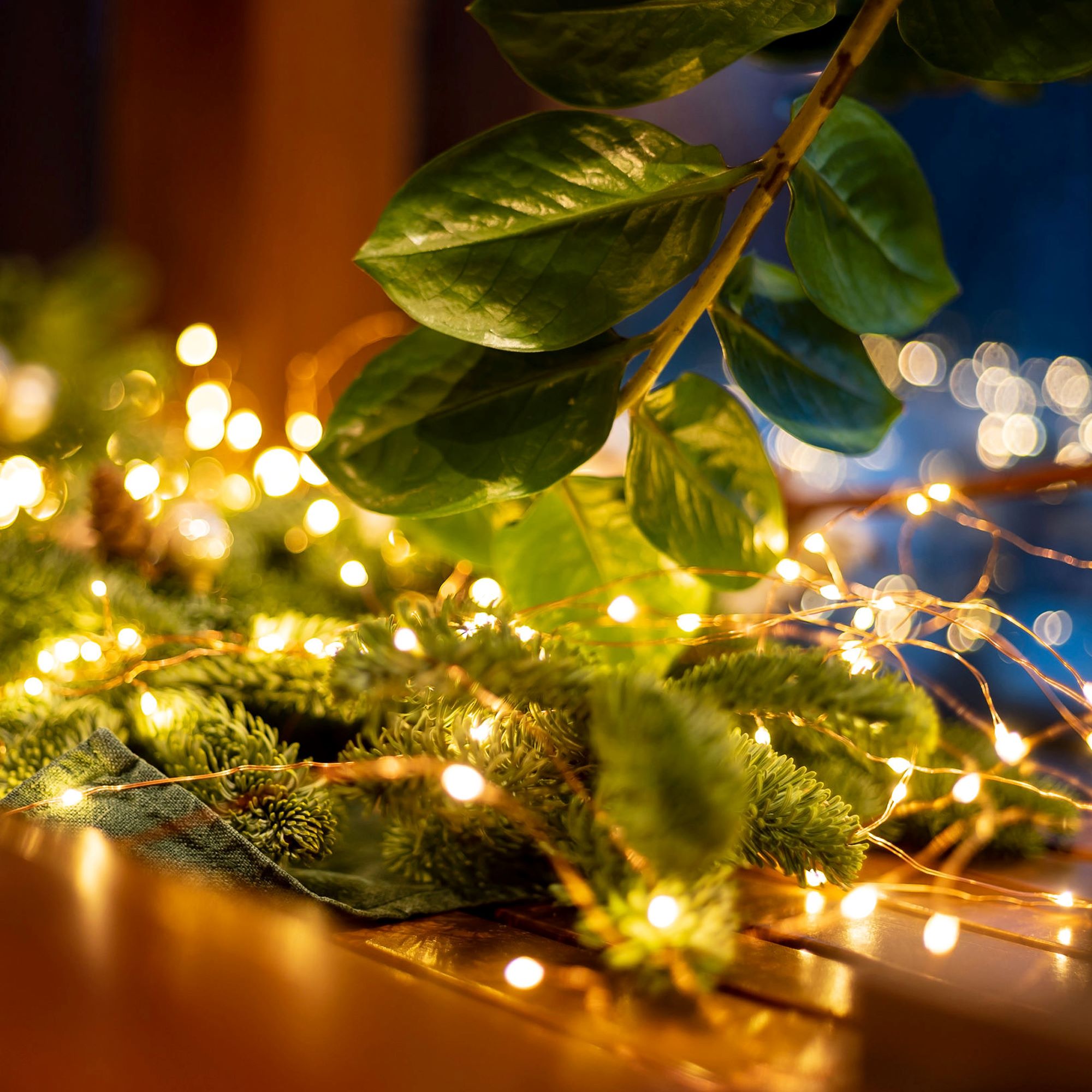 MICRO LED svietiaci reťazec 50 LED teplá biela s časovačom, 4,9m, na batérie