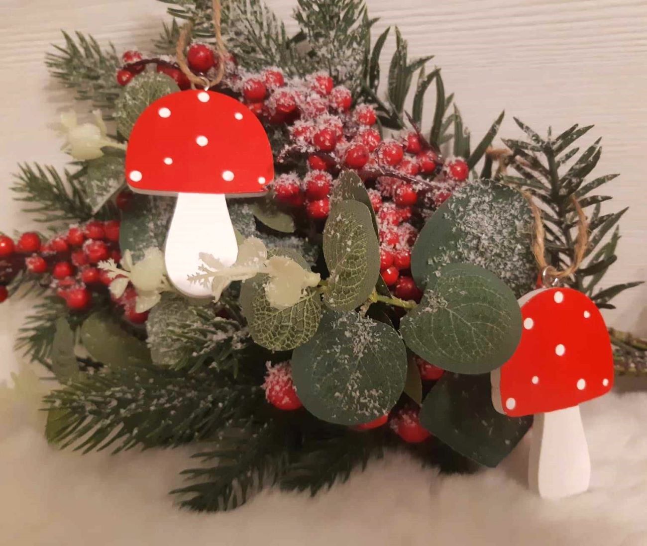 Vianočná drevená dekorácia červené muchotrávky na zavesenie 2ks, 17x4,5cm