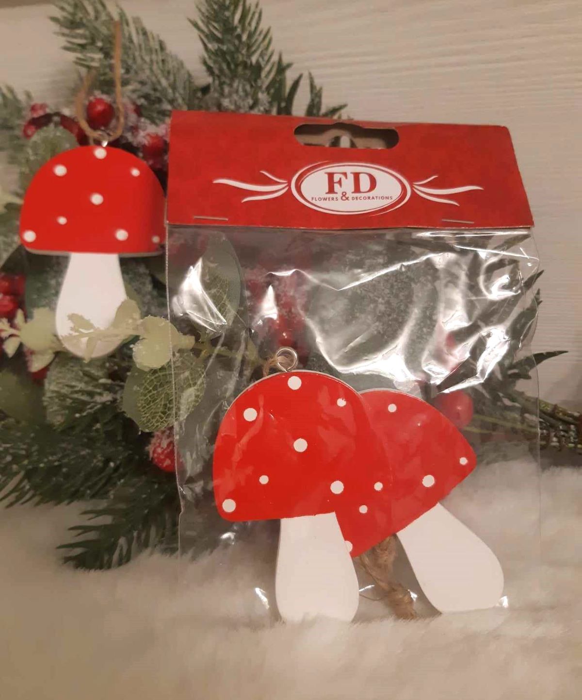 Vianočná drevená dekorácia červené muchotrávky na zavesenie 2ks, 17x4,5cm