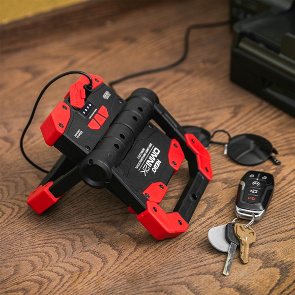 Pracovná COB led lampa NEBO OMNI 2000 vodotesná 2000lm/1,3h/70m