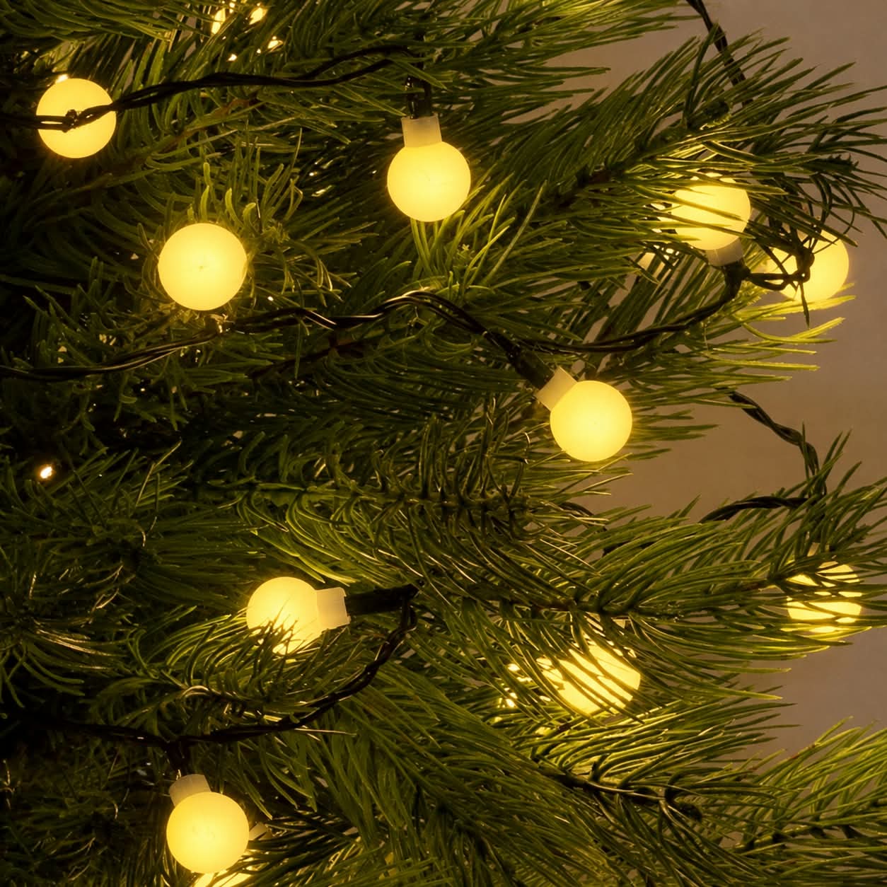 Vnútorná vianočná reťaz guličky teplé biele 1,5cm, 50LED, 4m, zelený kábel