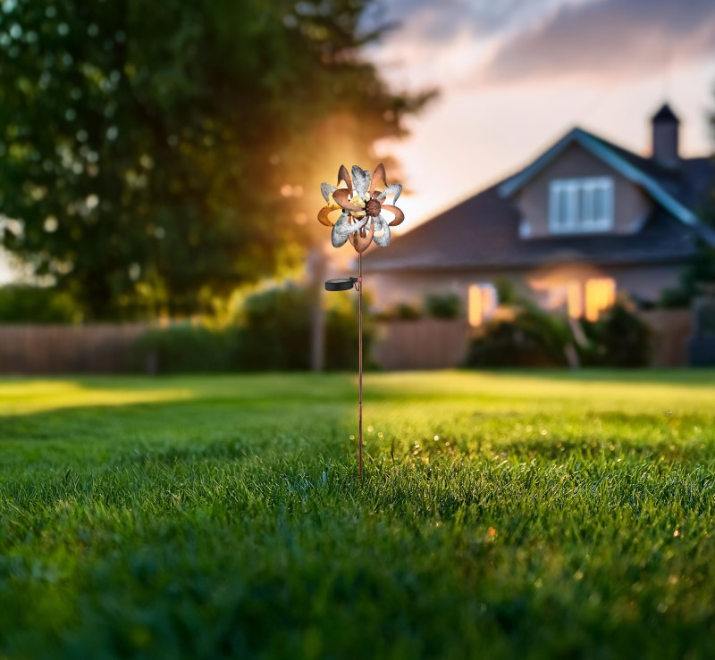 Solárne zapichávacie led svietidlo veterné koleso zlatá a strieborná patina LED 3,2V/3000K IP44, výška: 92cm