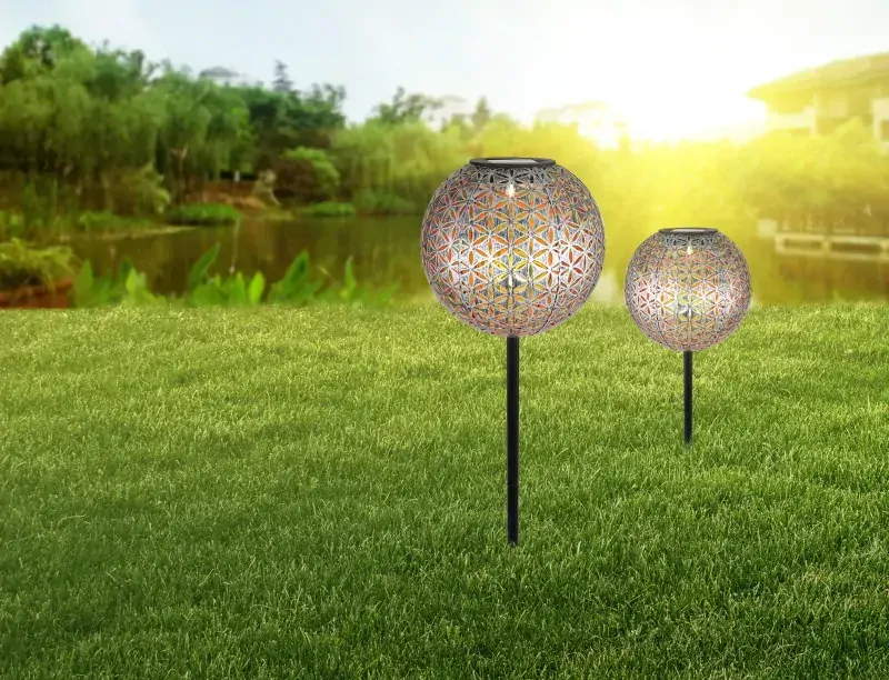 Solárne led svietidlo kovová strieborná guľa s dierovaním 1xLED/0,06W/3V/3000K, priemer 18cm, IP44 