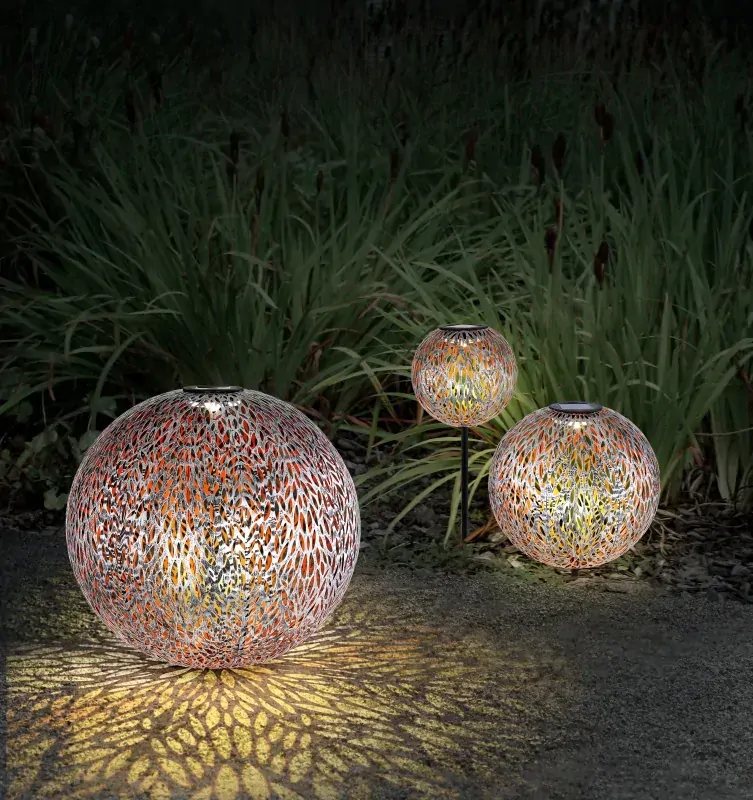 Solárne led svietidlo kovová strieborná guľa s dierovaním 1xLED/0,06W/3V/3000K, priemer 18cm, IP44 