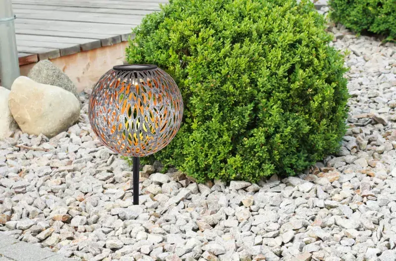 Solárne led svietidlo kovová strieborná guľa s dierovaním 1xLED/0,06W/3V/3000K, priemer 18cm, IP44 