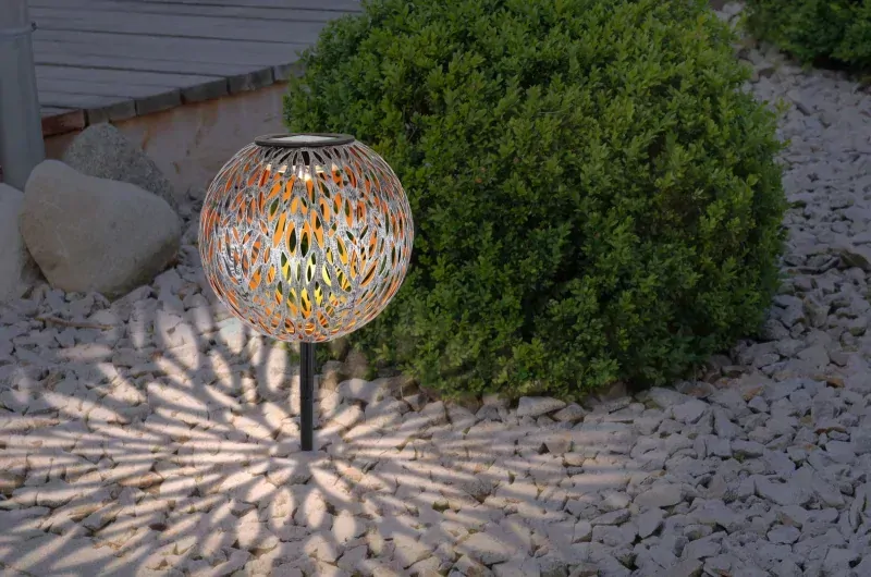 Solárne led svietidlo kovová strieborná guľa s dierovaním 1xLED/0,06W/3V/3000K, priemer 18cm, IP44 