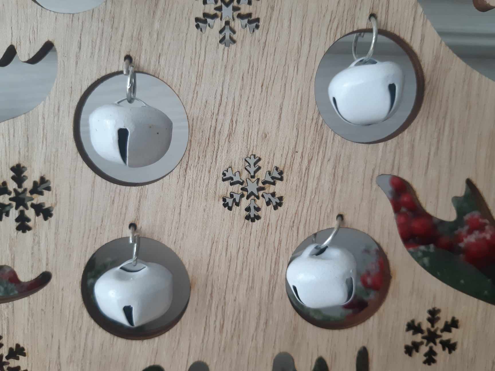 Vianočná dekorácia drevený stromček s roľničkami, výška: 43cm 