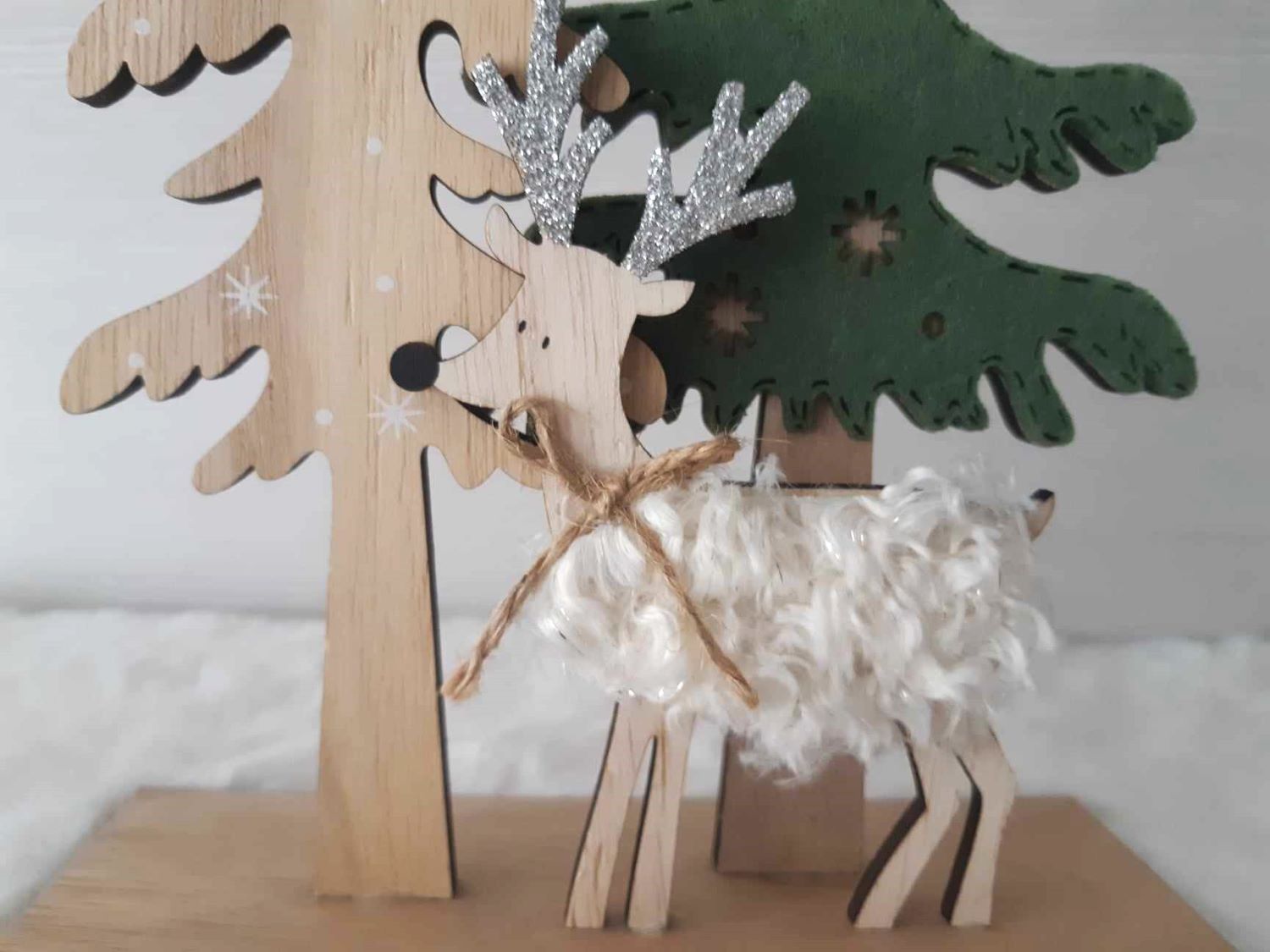 Dekorácia drevené stromčeky s jelenčekom, výška: 30cm 