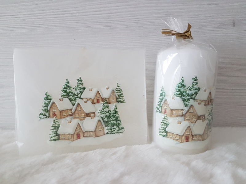 Biela vosková sviečka hranol so zasneženými domčekami, 13x11cm