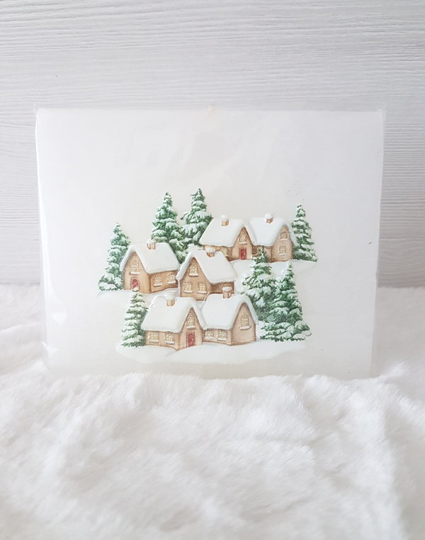 Biela vosková sviečka hranol so zasneženými domčekami, 13x11cm