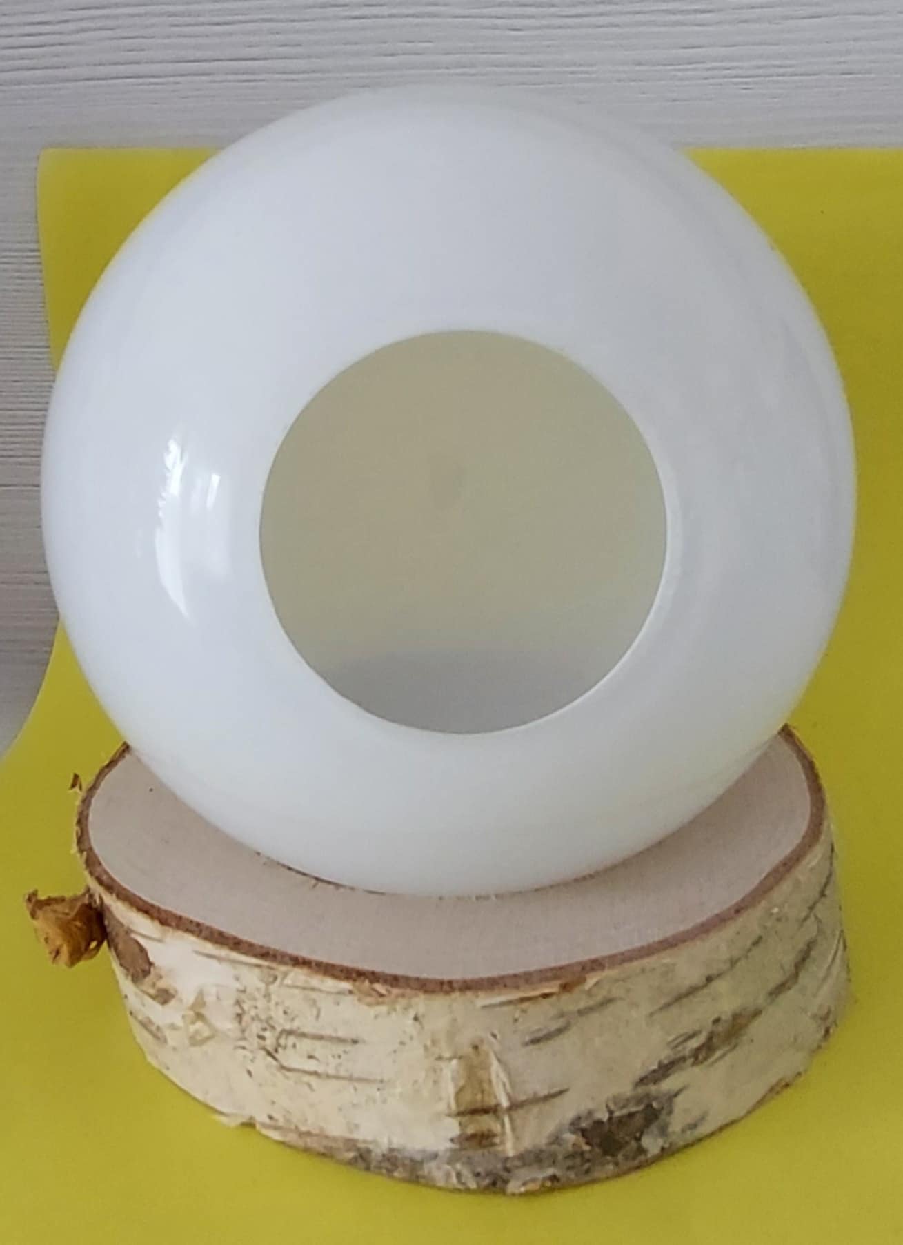 Sklenené tienidlo guľka lesklá biela priemer 12cm, montážny otvor: 4,5cm 
