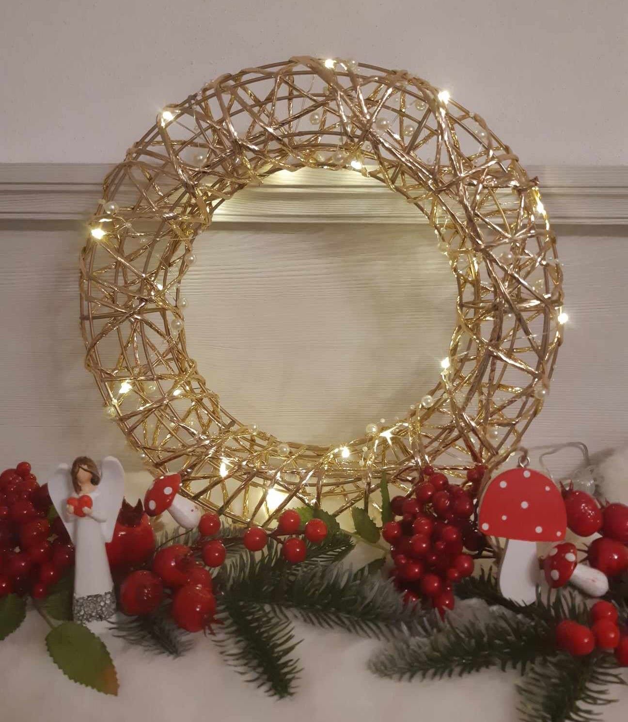 Vianočný veniec zlatý s perlami 20LED teplá biela, priemer: 30cm, na batérie
